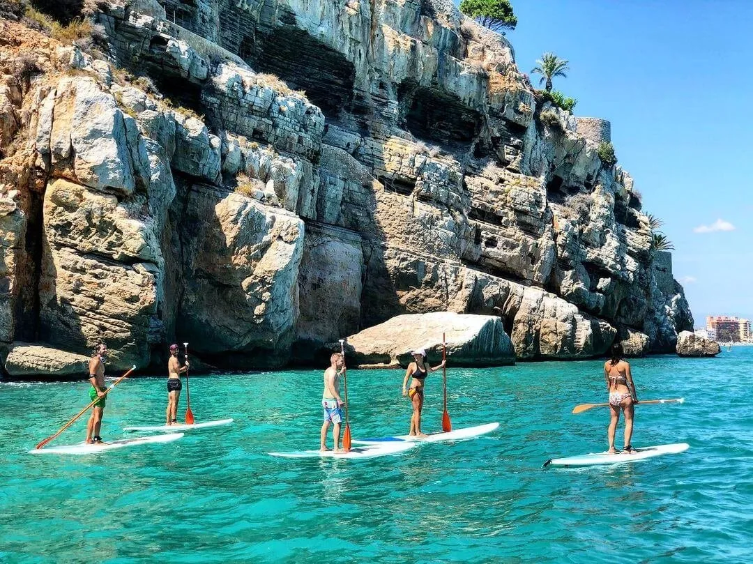 Actividad de paddle surf junto a la costa de Peñíscola
