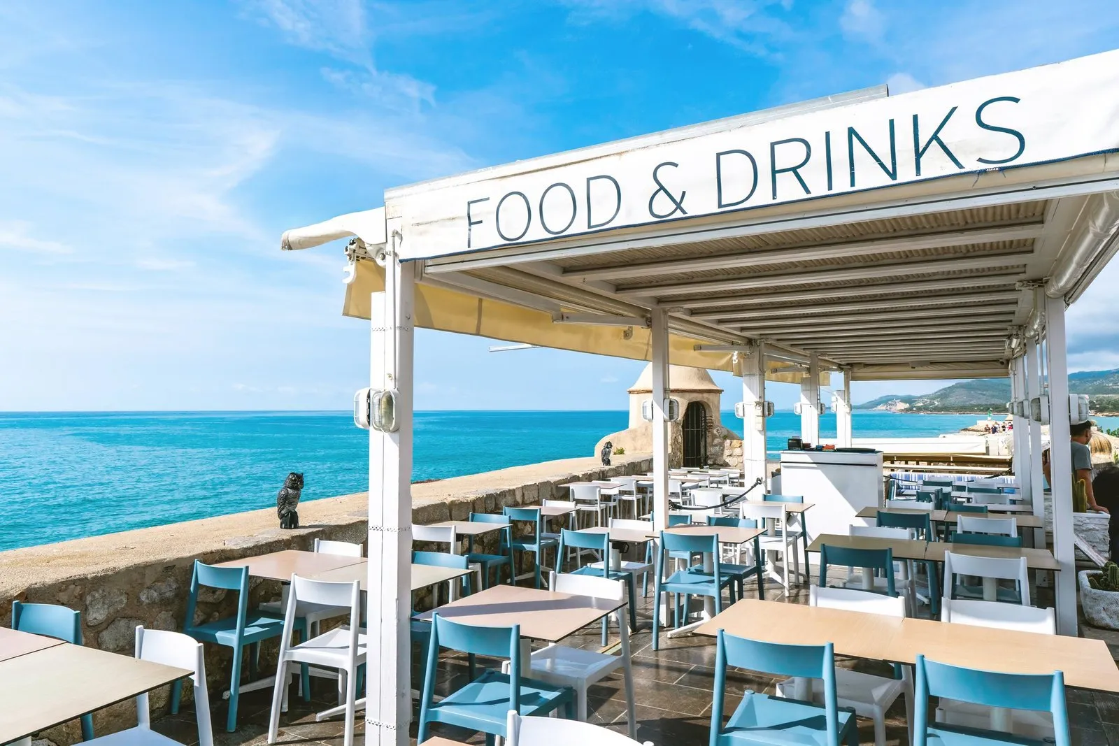 Mesa de restaurante con vistas al Mediterráneo en Peñíscola